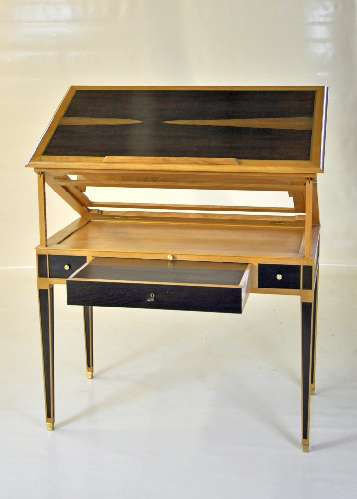 Table/bureau dit à la Tronchin en merisier massif avec décors en chêne des marais, quincaillerie laiton sur mesure pour les éléments mobiles.