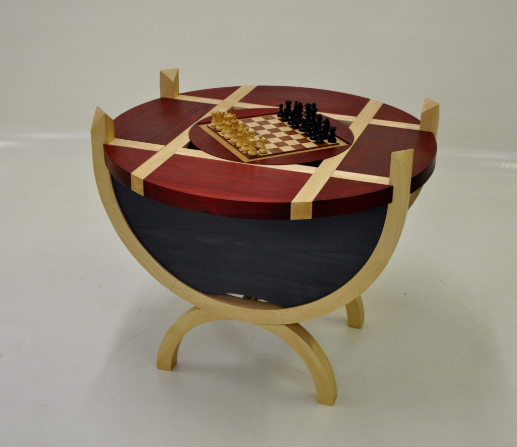 Table à jeux circulaire de base semi-cylindrique à piètement d'inspiration 