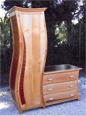 Homme debout-commode